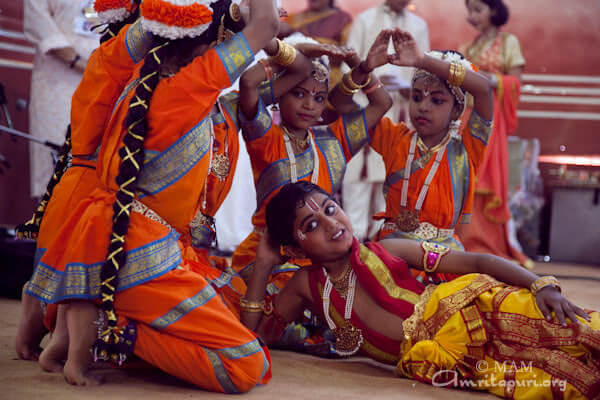 Children of Amrita Vidyalayam performing for Amma