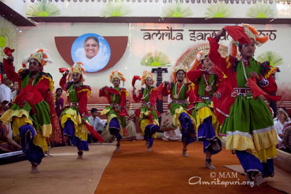 Children of Amrita Vidyalayam performing for Amma