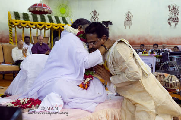 J. Krishna Palemar, Hon. Minister getting Amma's darshan