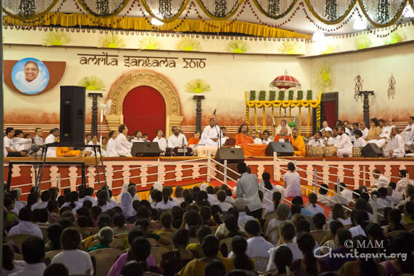 Amma singing bhajans in Mangalore, 2010