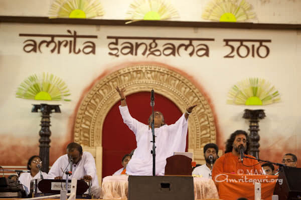 Amma singing bhajans in Mangalore