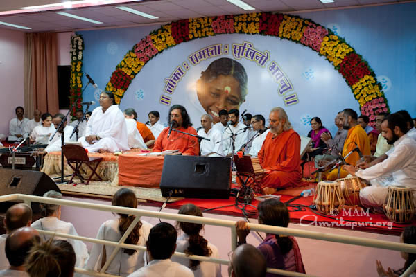 Amma's bhajans in Pune (2010)