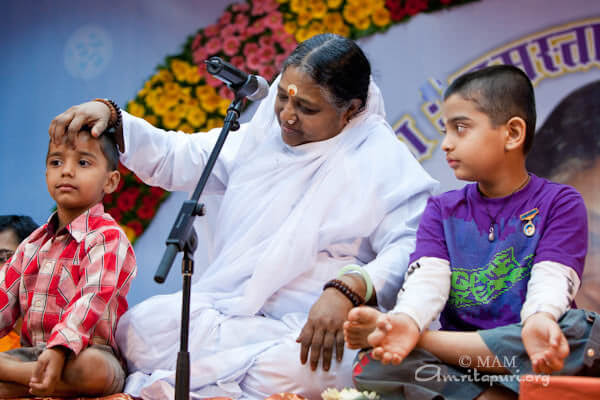 Amma with children in Pune (2010)