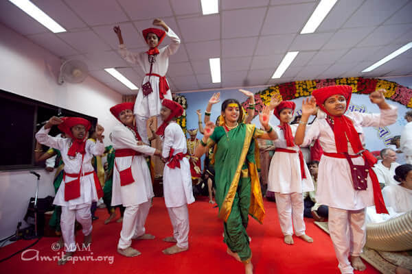Jogava, traditional Marathi dance by the students of Amrita Vidyalayam