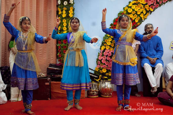 Kathak, classical dance by Amrita Vidyalayam