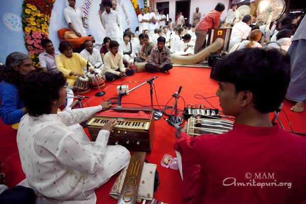 Performance by Santosh Ghante and Manish Omano on harmonium & slide guitar