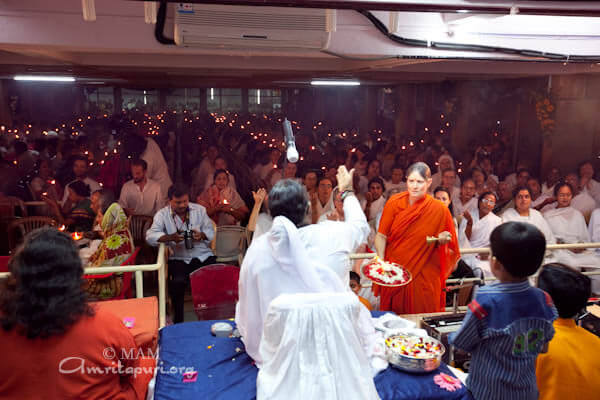 Amma's arati in Pune 2010