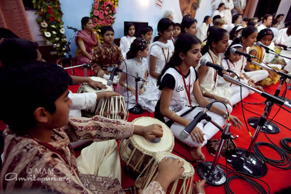 Amrita Vidyalayam children singing bhajans