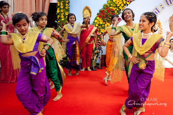 Marathi folk dance by the students of Amrita Vidyalayam