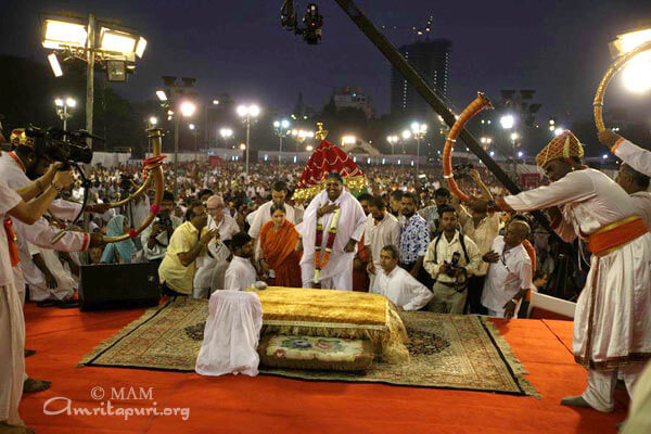 A traditional Maratha welcome to Amma