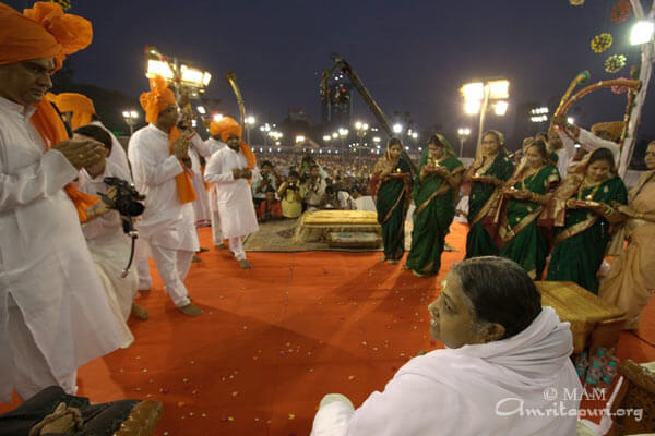 Sumangali doing arati as part of Maratha welcome