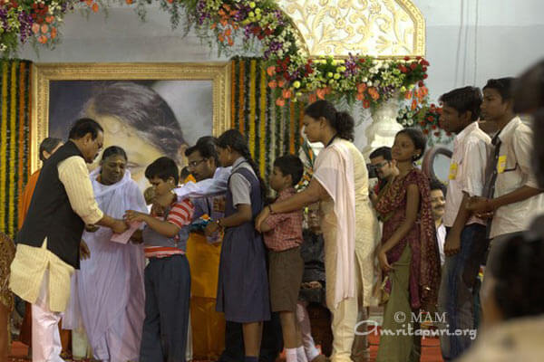Chagan Bhujbal, Dep. Chief Minister, helping Amma distribute Vidyamritam scholarship