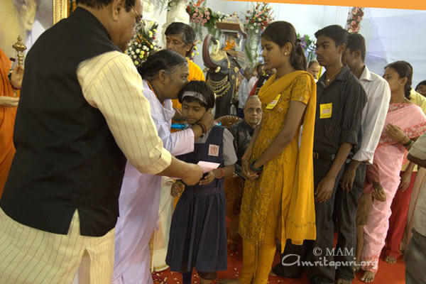 Chagan Bhujbal, Dep. Chief Minister, helping Amma distribute Vidyamritam scholarship