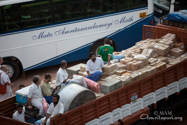 The items are being unloaded by the Ashramites as they reach Talassery 9 Feb - Bharata yatra 2010