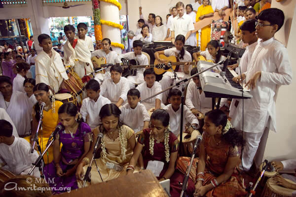 Amrita Vidyalayam children presenting a music show