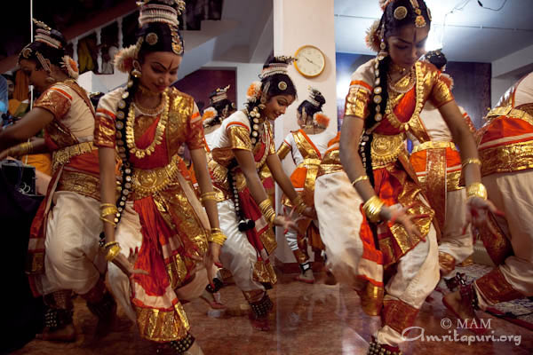 Dance by Amrita Vidyalayam students