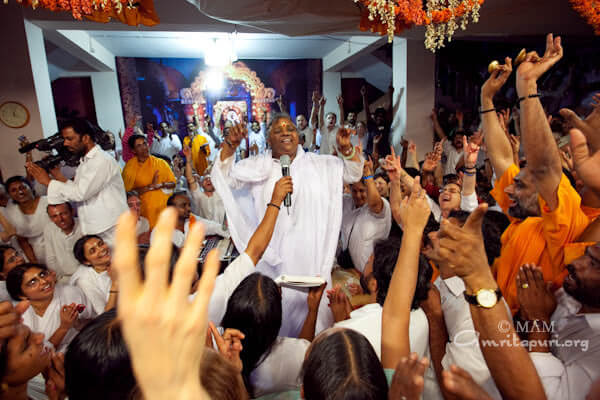 End of darshan, Amma singing 'Bolo Bolo Om Namah Sivaya' on the day of Sivaratri.
