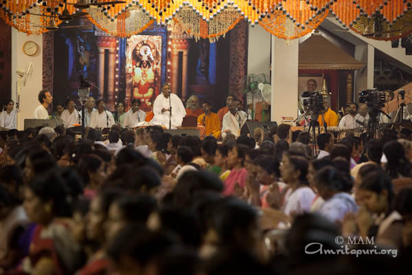 Amma leading the Sani puja