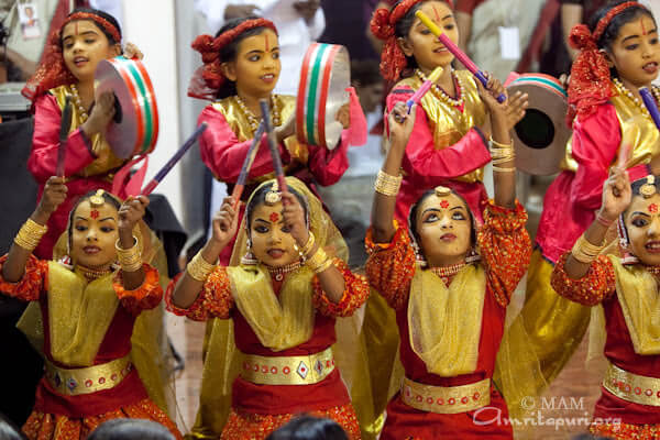 Dance by Amrita Vidyalayam students