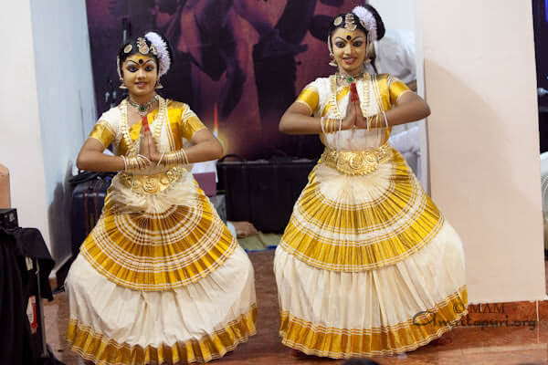 Mohiniyattam dance by Amrita Vidyalayam students