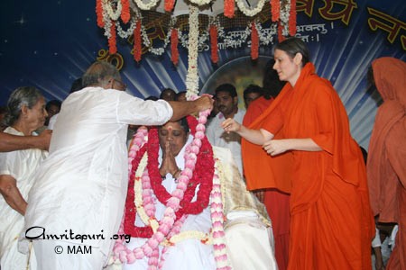 Sugunachan, Amma's father, garlanding Amma