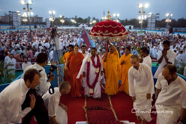 Amma being greeted by devotees in Amdavad