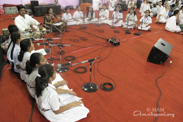 Amrita Vidyalayam children singing bhajans