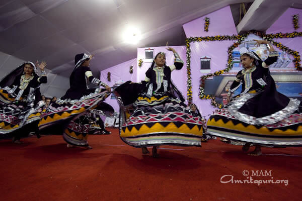 Amrita Vidyalayam children performing Kalbelia tribal dance