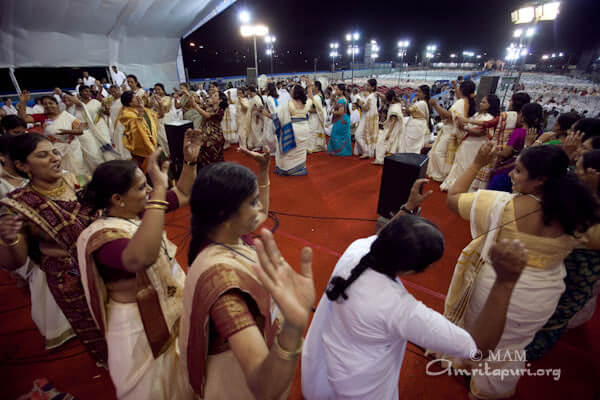 The teachers and devotees dancing towards the end of darshan
