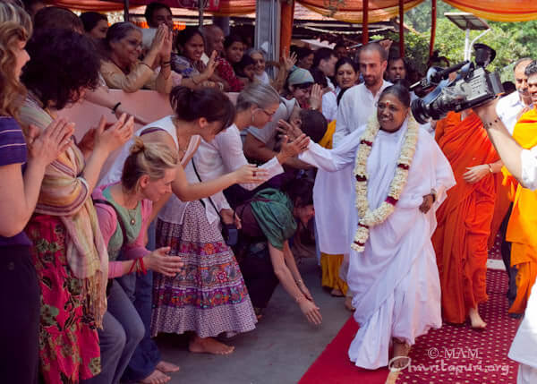 Amma arriving in Vasanth Kunj
