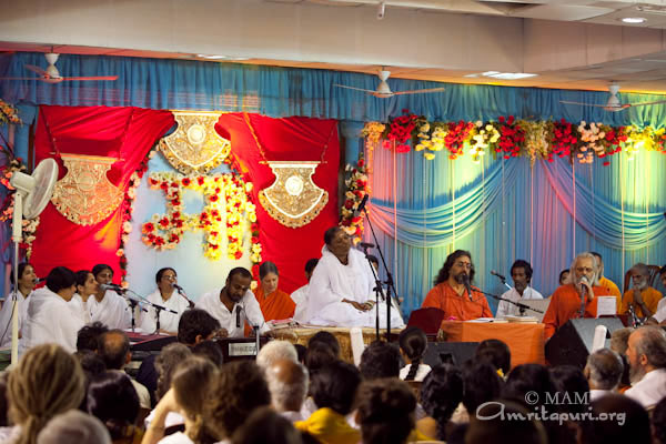 Amma singing bhajans in Vasanth Kunj