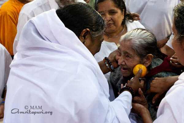 Amma giving darshan to an elderly devotee