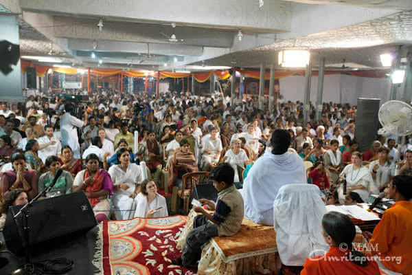Amma giving satsang in Vasanth Kunj