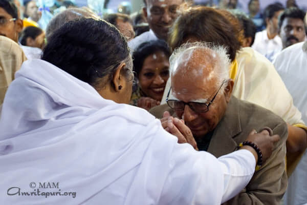 Senior Supreme Court lawyer Ram Jethmalani receives Amma's darshan