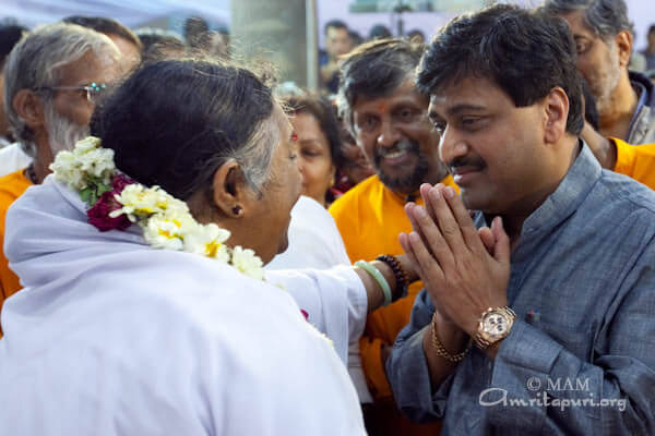 Maharashtra Chief Minister Ashok Chavan receives Amma's darshan