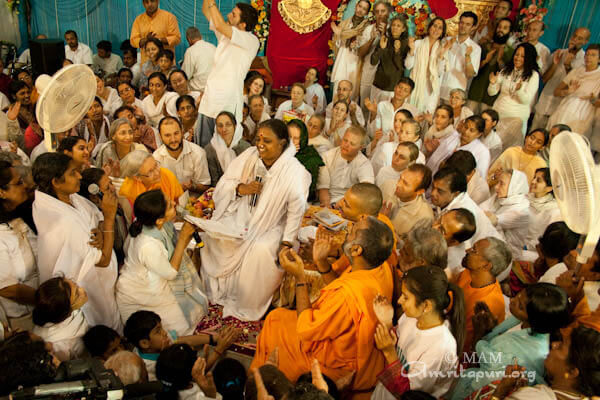 Amma singing Mata Rani at the end of Darshan