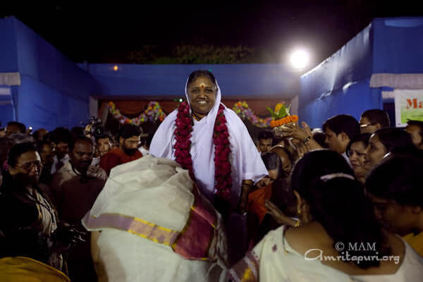 Devotees welcome Amma to Durgapur