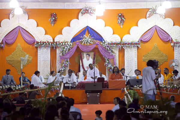 Amma singing bhajans in Durgapur