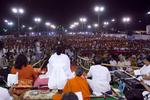 Amma singing bhajans with devotees in Durgapur