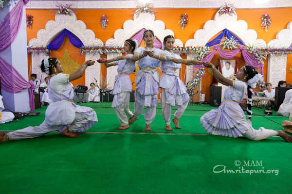 Amrita Vidyalayam children presenting a dance