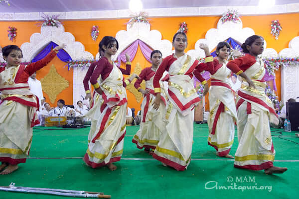 Bihu - traditional folk dance of Assam