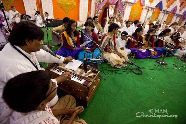 Amrita Vidyalayam children singing bhajans