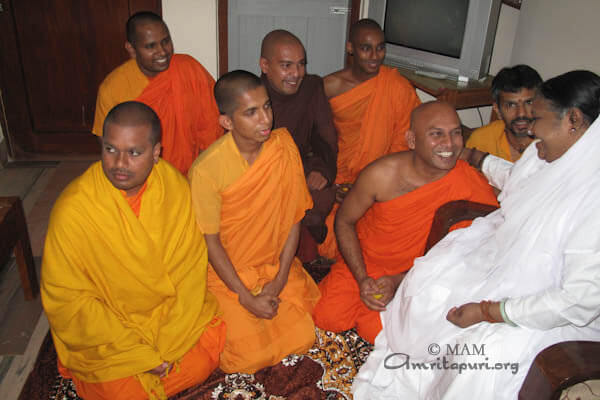 Amma meeting with the monks of the Mahabodhi Society of India, a Buddhist monastery in Gaya - 17 March 2010