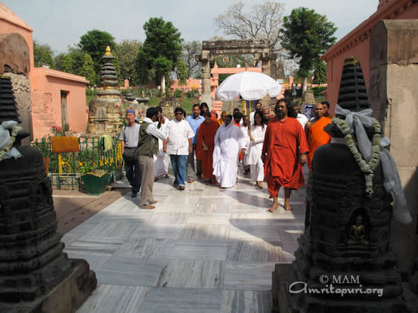 The monks invited Amma to Bodh Gaya
