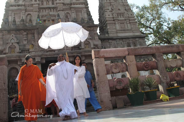 Amma at Bodh Gaya, Mahabodhi Mahavihara