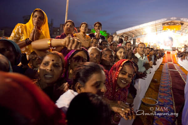 Jaipur devotees welcoming Amma