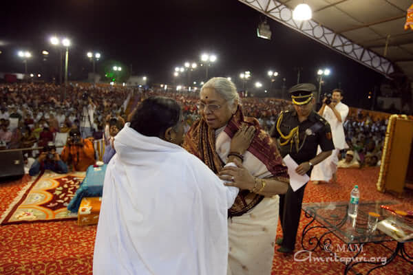 Prabha Rao, governor of Rajasthan getting Amma's darshan