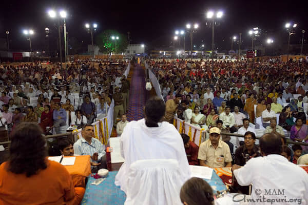 Amma singing bhajans with devotees in Jaipur