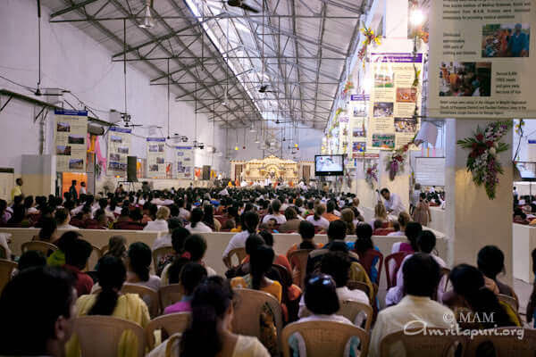 Crowd listening to Amma