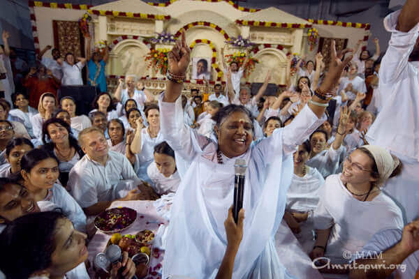 Maha kali ki Jai... Amma sings at the end of darshan